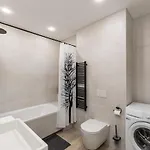 Light- Filled Flat With Balcony In A Heart Of