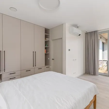 Light-Filled Apt, Private Parking, Balcony & Central Kowno