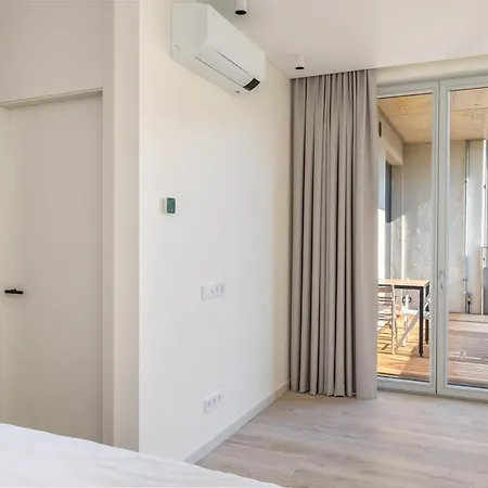 Light- Filled Flat With Balcony In A Heart Of