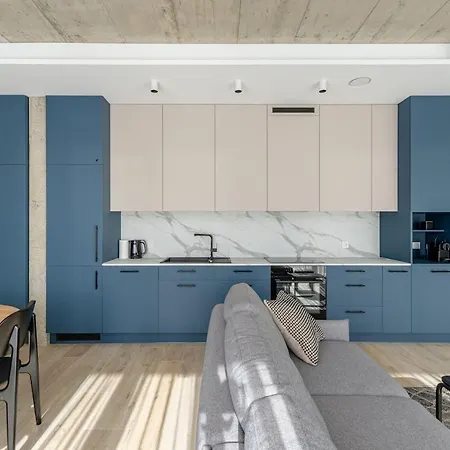 Apartament Light-Filled Apt, Private Parking, Balcony & Central