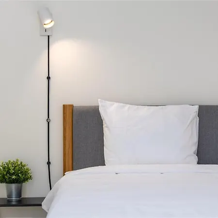 Light-Filled Apt, Private Parking, Balcony & Central Apartament Kowno