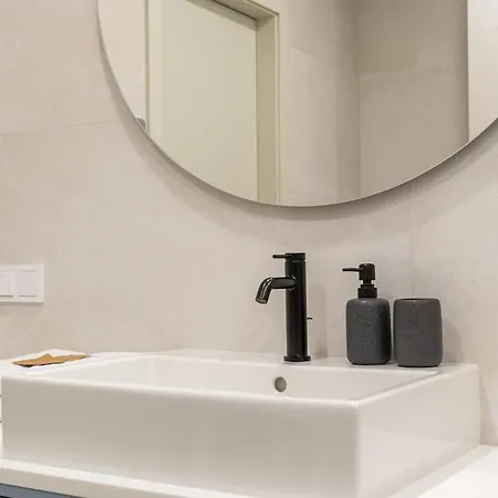 Apartament Light-Filled Apt, Private Parking, Balcony & Central Kowno