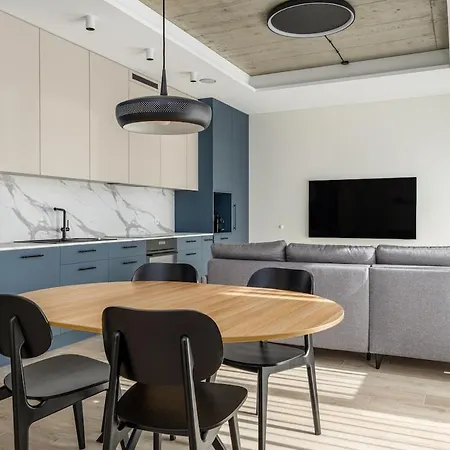 Light-Filled Apt, Private Parking, Balcony & Central *