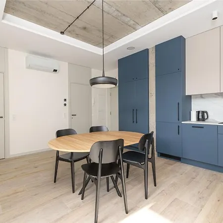 Light-Filled Apt, Private Parking, Balcony & Central