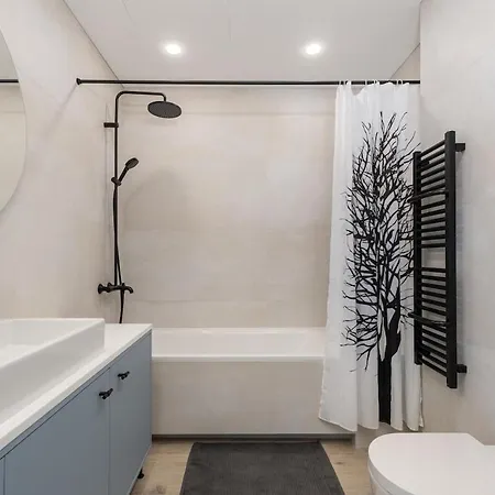 Apartament Light-Filled Apt, Private Parking, Balcony & Central