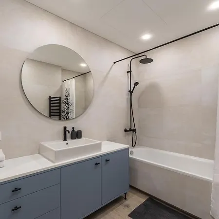 Light-Filled Apt, Private Parking, Balcony & Central Apartament *