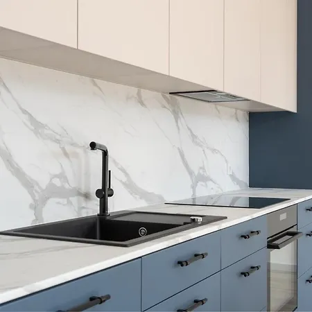 Apartament Light-Filled Apt, Private Parking, Balcony & Central *