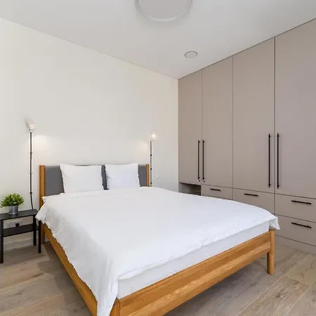 Light-Filled Apt, Private Parking, Balcony & Central Apartament Kowno