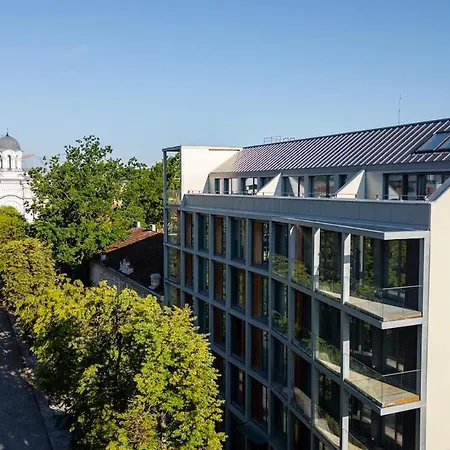 Light-Filled Apt, Private Parking, Balcony & Central Kowno