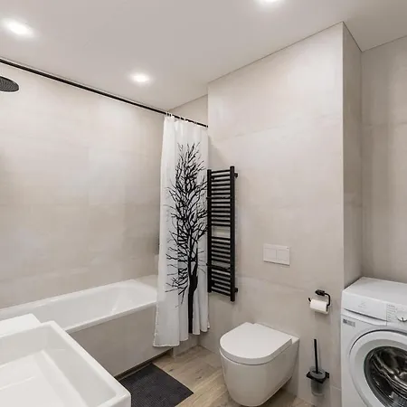 Light-Filled Apt, Private Parking, Balcony & Central