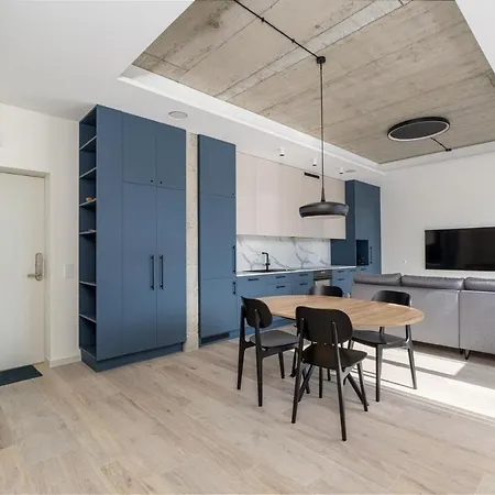 Apartament Light-Filled Apt, Private Parking, Balcony & Central