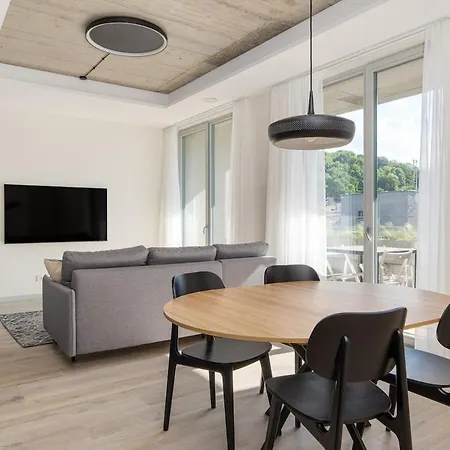 Apartament Light-Filled Apt, Private Parking, Balcony & Central