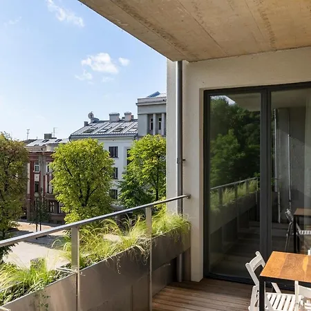 Light-Filled Apt, Private Parking, Balcony & Central Apartament *