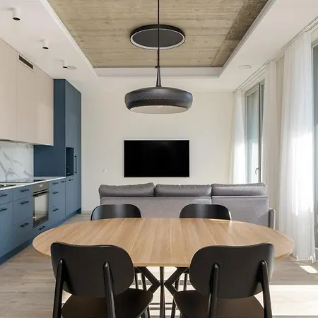 Light-Filled Apt, Private Parking, Balcony & Central *