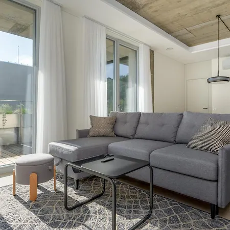 Light-filled Apt, Private Parking, Balcony &