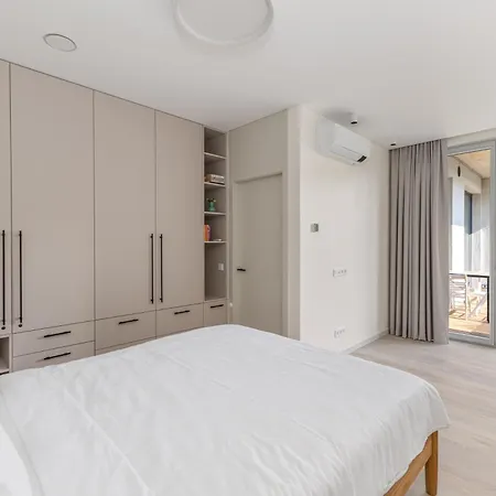 Apartamento Light-filled Apt, Private Parking, Balcony &