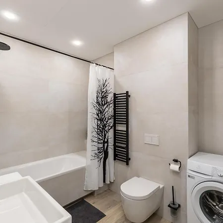 Light-filled Apt, Private Parking, Balcony & Kaunas