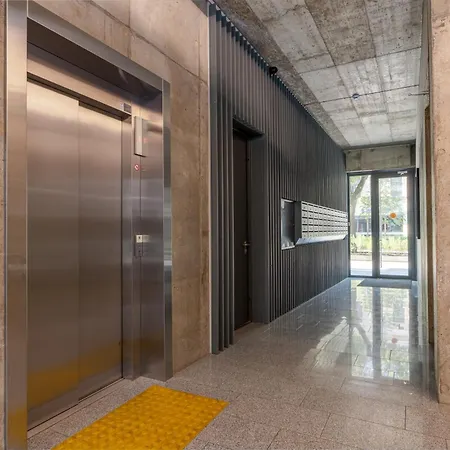 Apartment Light-filled Apt, Private Parking, Balcony & *