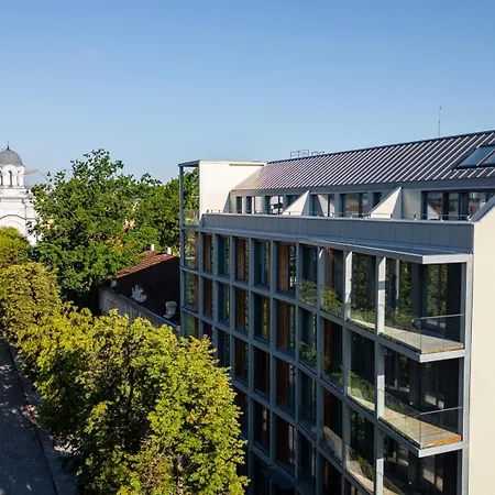 Light-filled Apt, Private Parking, Balcony & Kaunas
