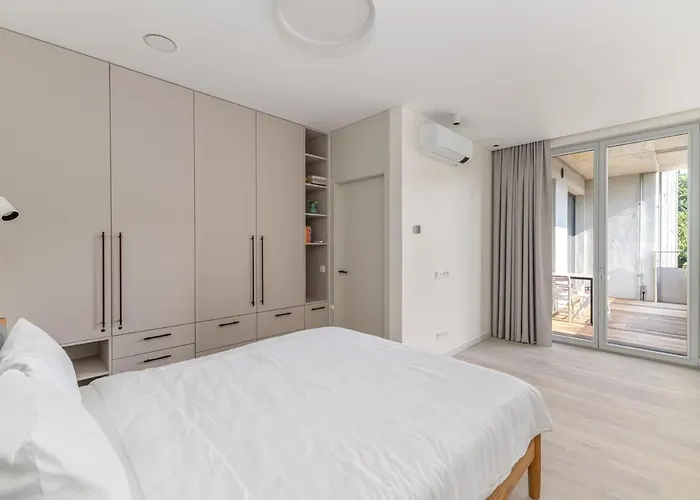 Light- Filled Flat With Balcony In A Heart Of Kaunas