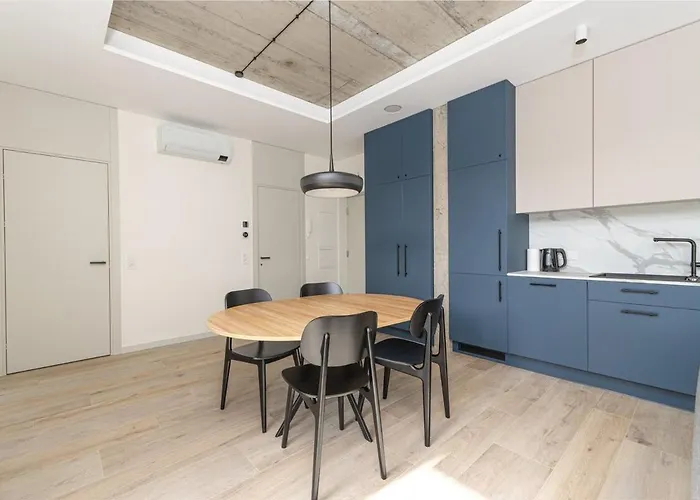 Light- Filled Flat With Balcony In A Heart Of