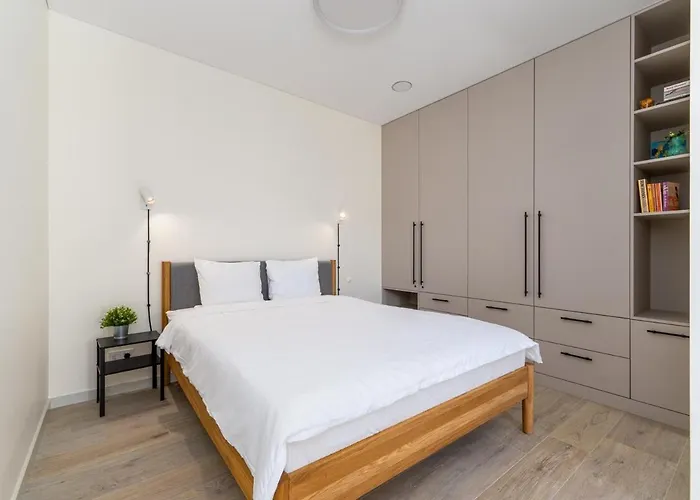 Light- Filled Flat With Balcony In A Heart Of Appartement Kaunas