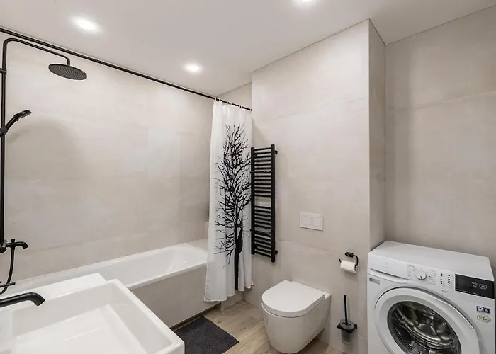 Light- Filled Flat With Balcony In A Heart Of